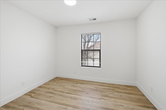 Building Photo - 1038 N Parker Ave