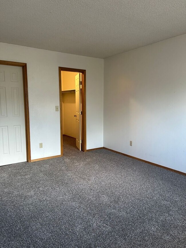 Building Photo - 2 Bedroom 2 Bathroom Townhome In Village S...