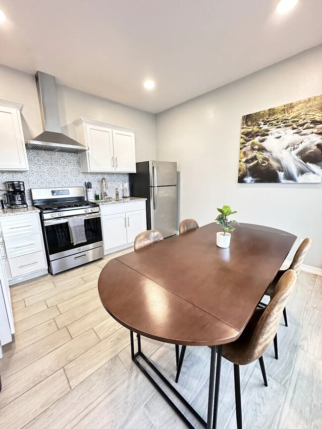 Full Kitchen with Dining Table - 1111 N Stevens St