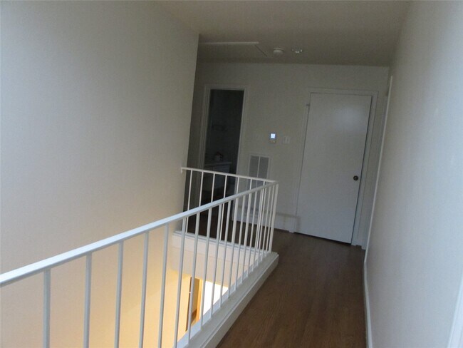 Building Photo - 201 Vanderpool Ln