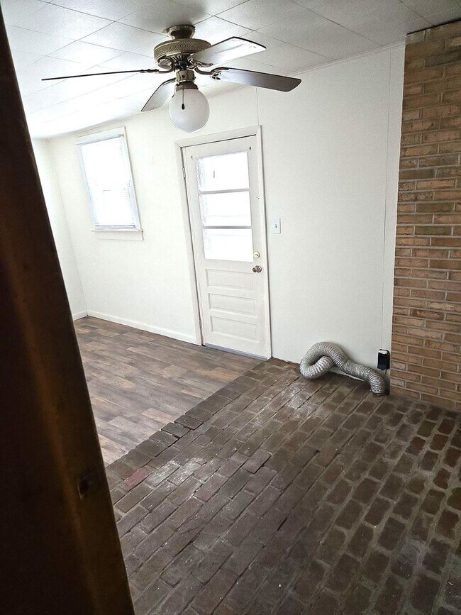 Building Photo - Spacious 3-bedroom single-family home in C...