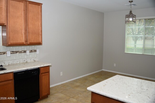 Building Photo - 964 S Almira Ave