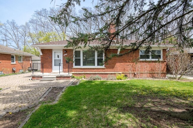 Building Photo - 1427 Woodland Dr