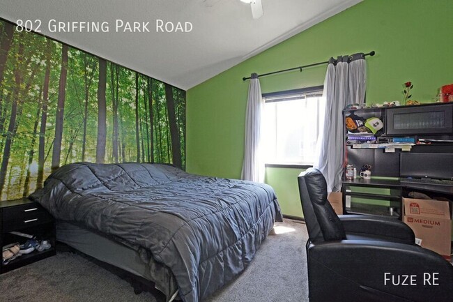 Building Photo - 802 Griffing Park Rd