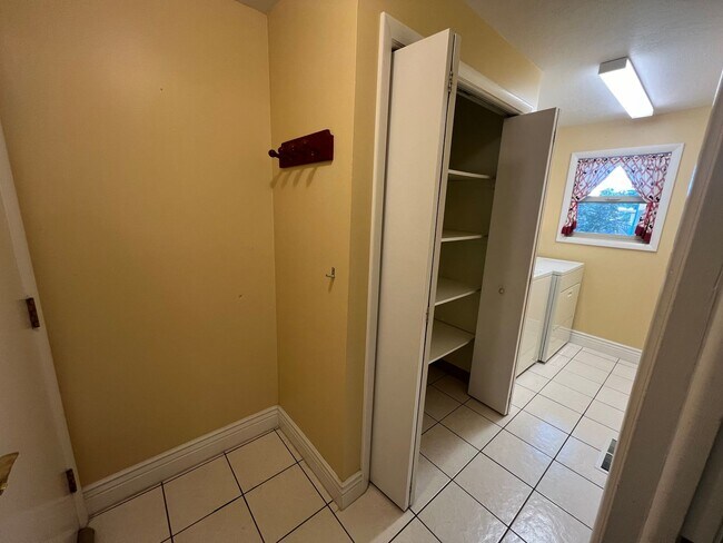 Building Photo - Spacious Family Home in Highland High School Area – Pocatello, ID!