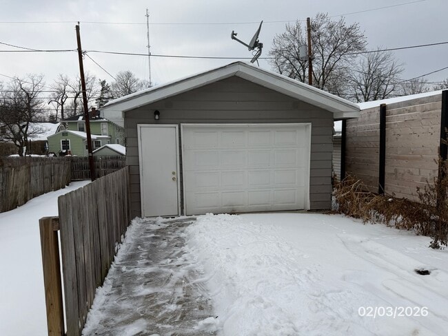 Building Photo - 2501 Oakridge Rd