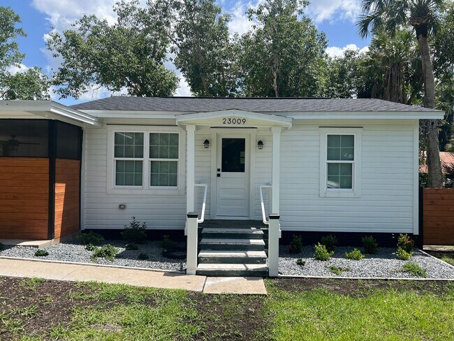 Building Photo - ANNUAL ** $1,600/month ** 3/4 Mile from Su...