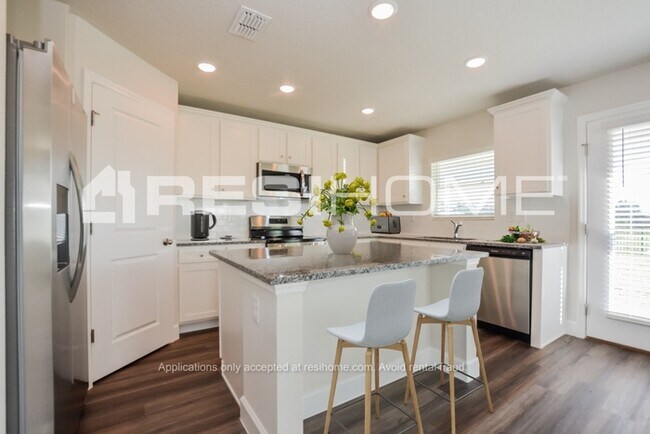 Building Photo - 5270 Inglewood Dr
