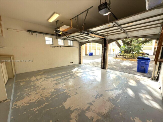 Building Photo - 531 SW 18th Ave