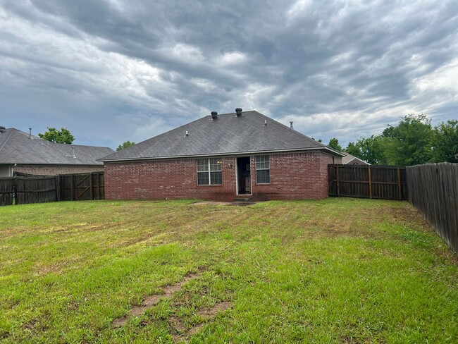 Building Photo - 3 Bed 2 Bath Home