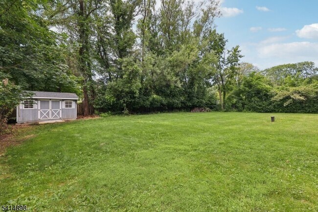 Building Photo - 5 Shores Rd