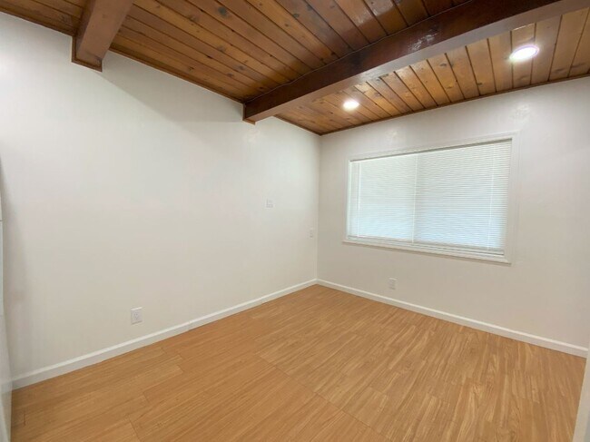 Building Photo - 605 Barney St