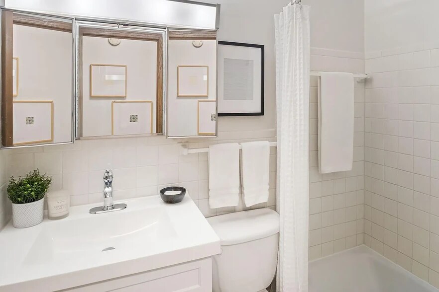 Bathroom - 4530 Park Commons Dr