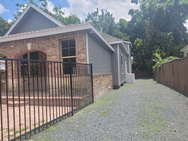 Building Photo - 1714 Mary St