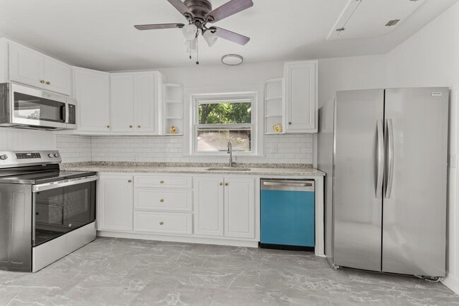 Building Photo - Beautifully Renovated 3 Bedroom 2.5 Bath H...