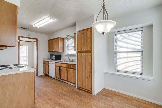 Building Photo - Spacious 4 Bed, 2 Bath Home in SW Fort Worth Ready for New Tenants- 76133
