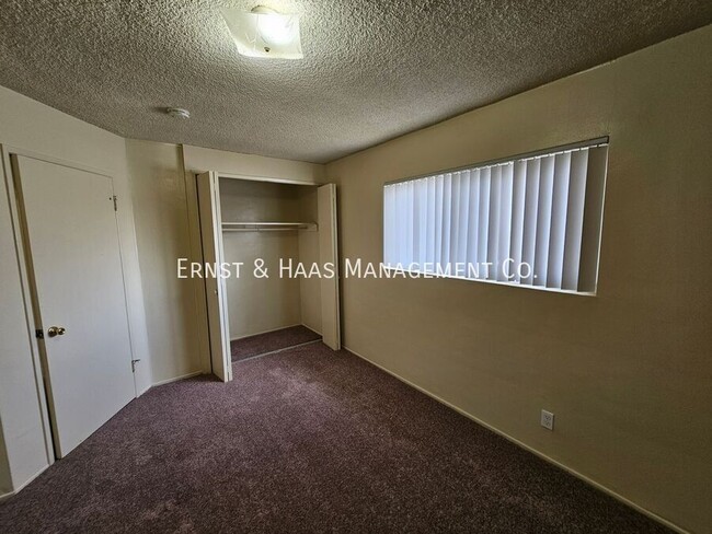 Building Photo - Great 1 Bedroom Apartment with Parking Space!