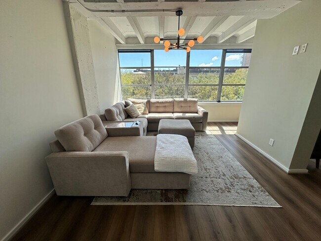 Building Photo - 1 BED | 1.5 BATH | HIGH RISE CONDO | DOWNTOWN SAVANNAH | E Liberty & Drayton St