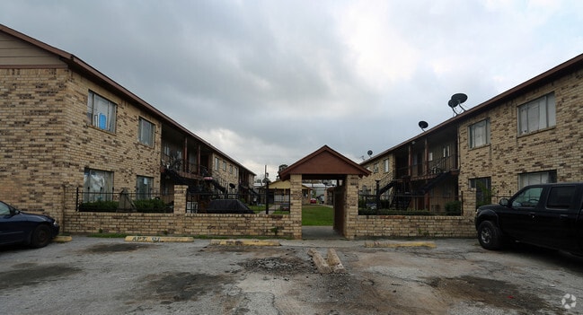 Primary Photo - Oak Manor