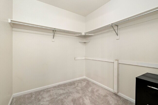 Building Photo - Bright & Spacious 2 Bedroom, 2 Bath Condo
