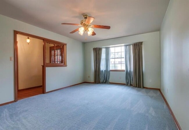 Building Photo - 4325 SE 12th St