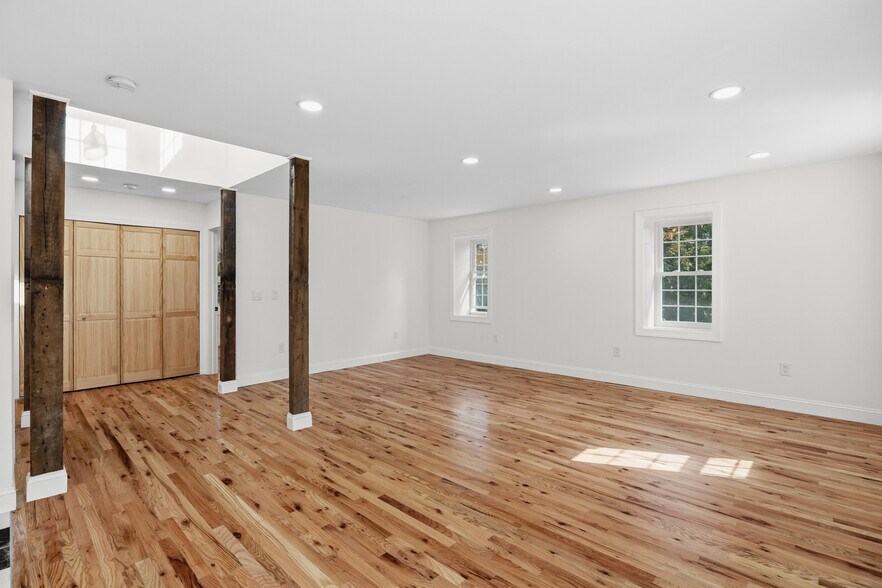 Building Photo - 131 W Walnut Ln