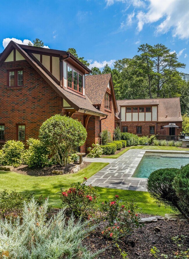 Building Photo - 3312 W Shadowlawn Ave NE