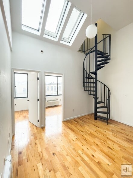 Building Photo - 3BR 1BA Skylit w/ Private Rooftop Terrace