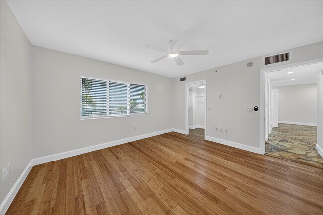 Building Photo - 900 SE 2nd St