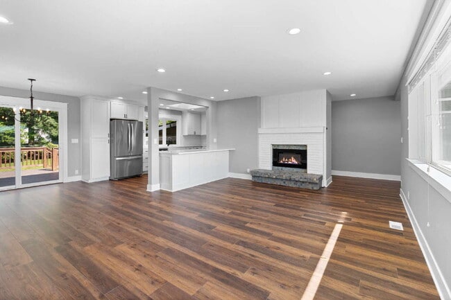 Building Photo - Beautiful Happy Valley Home; Large Lot; In...