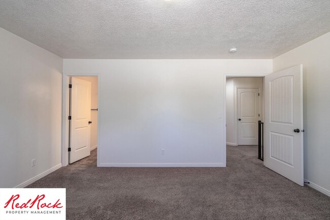 Building Photo - DOG-FRIENDLY 3 Bedroom Townhome with INTER...