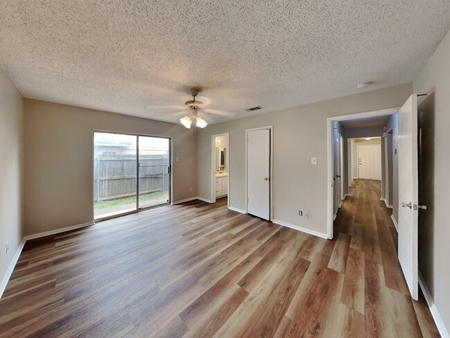 Building Photo - DARLING DUPLEX READY NOW!