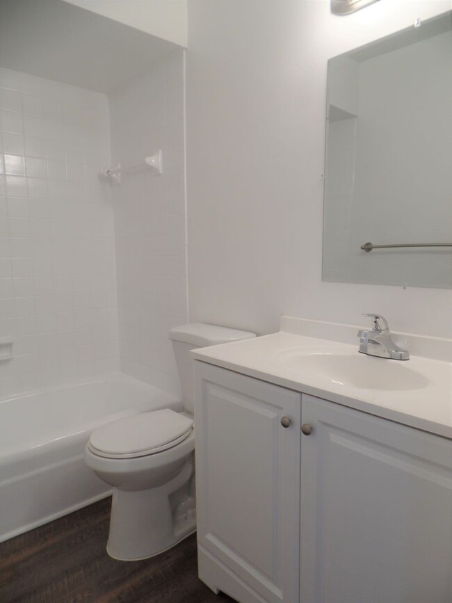 Building Photo - Great value for large, one-bedroom apartme...