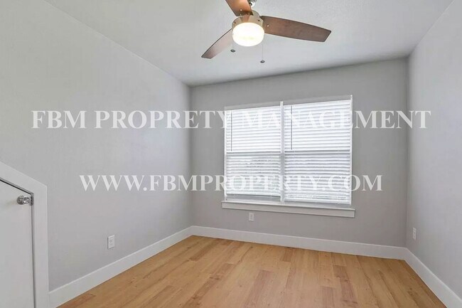 Building Photo - 5018 Villas Dr