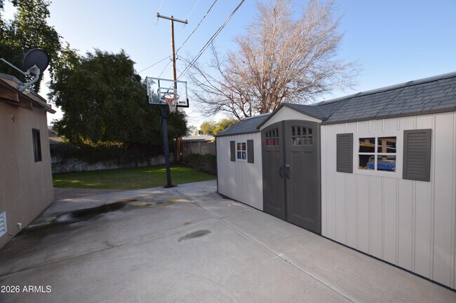 Building Photo - 946 E Denton Ln