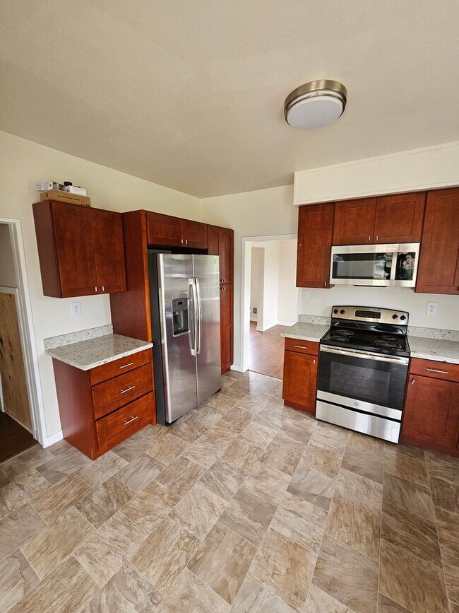 Building Photo - Serene 4 bedroom farmhouse in a quiet coun...