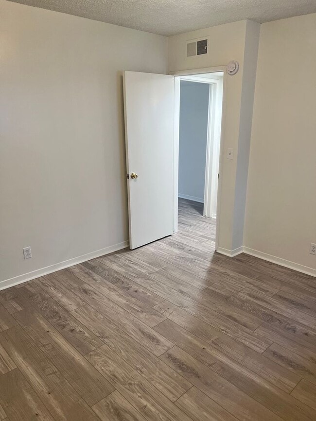 Building Photo - Second-floor 1-bedroom apartment in Whittier.