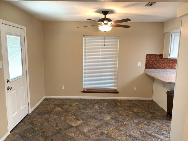 Building Photo - 11207 Hidden Bluff Dr