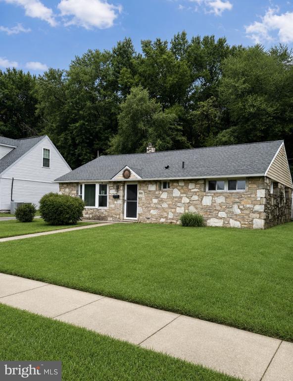 Building Photo - 2515 Woodlawn Dr