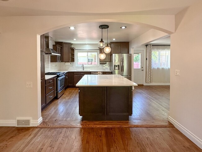Building Photo - Stylish Grosse Pointe Woods Ranch with EV ...