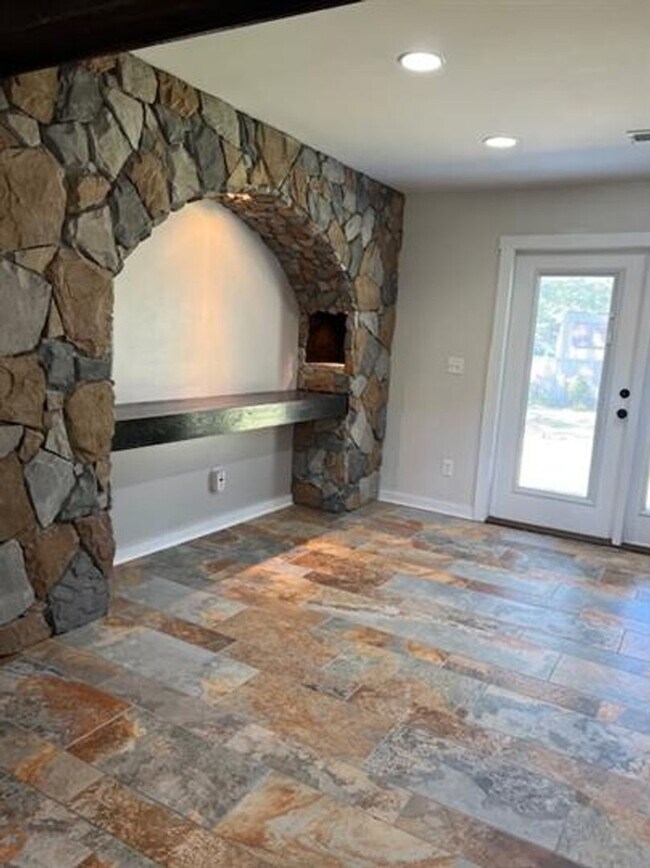 Building Photo - Renovated Brick Ranch Home