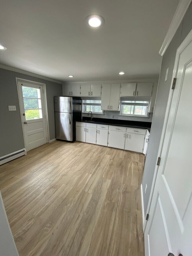 Building Photo - Cozy Renovated 2-Bedroom Home in Emmaus – ...