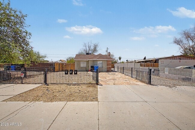 Building Photo - 2135 W Hadley St