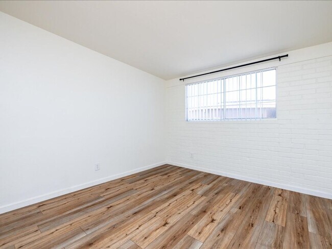 Building Photo - 4 Bedroom 2 Bathroom