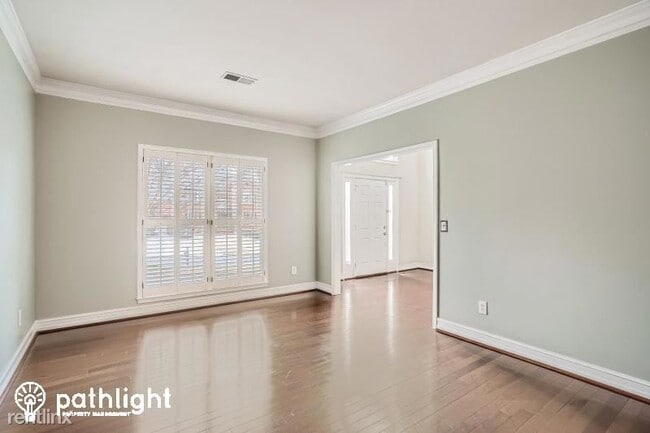 Building Photo - 4 br, 2.5 bath House - 1045 Mayfield Manor...