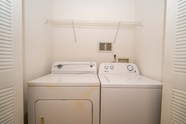 Building Photo - "Charming 2-Bed, 2-Bath Townhouse Retreat in Tampa's Serene White Lake Court!"