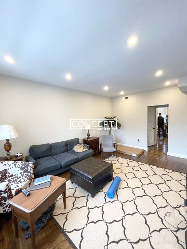 Building Photo - 2017 Commonwealth Ave