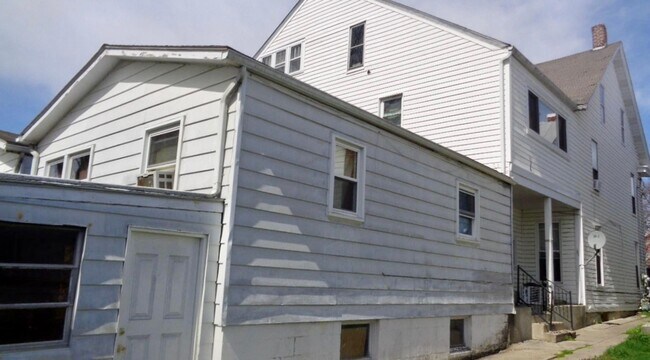 Building Photo - 2 Bedrooms, 1 Bath - 2nd Story - Available...