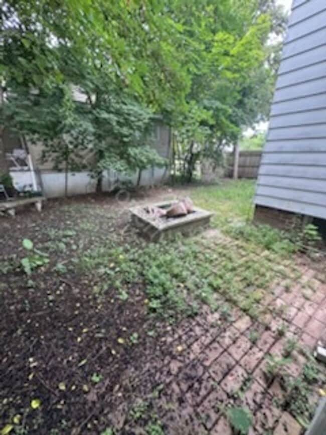 Primary Photo - Large 4 bedroom 1 bath house