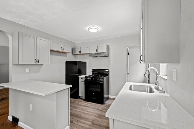 Building Photo - Stunning 2 bedroom home in Penn Hills available August 1!